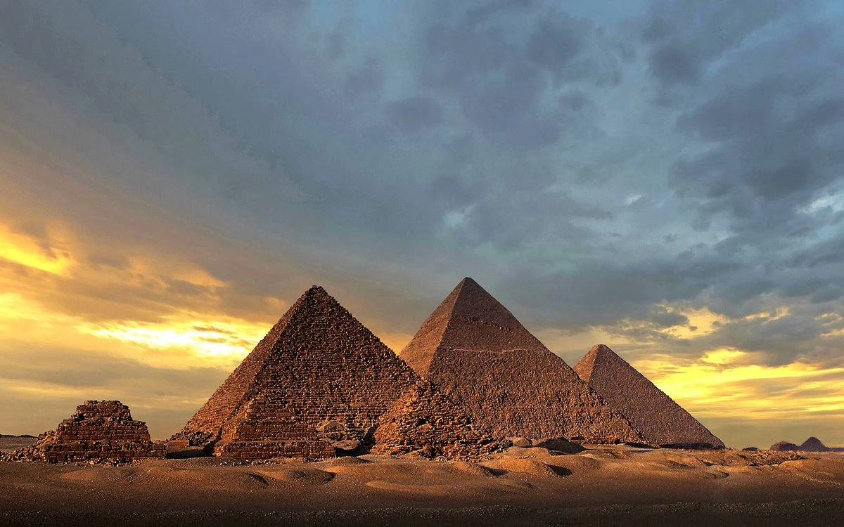 Giza Pyramids and Grand Egyptian Museum Christmas Tour